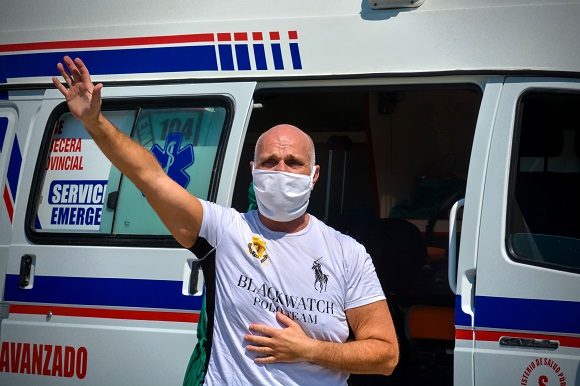 Maikel Glofhestea se despide del centro hospitalario en Holguín. Foto: Juan Pablo Carreras/ACN. Maikel Glofhestea se despide del centro hospitalario en Holguín. Foto: Juan Pablo Carreras/ACN.