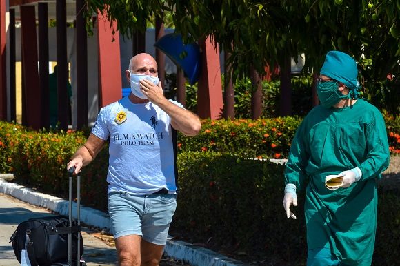 Maikel Glofhestea recibió este lunes el alta clínica y abandonó el Hospital Fermín Valdés Domínguez. Foto: Juan Pablo Carreras/ACN.