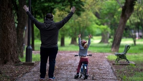 España permite desde este domingo a los niños –encerrados en casa desde hace seis semanas– salir a pasear y jugar en la calle. Foto: Cristina Quicler/AFP.