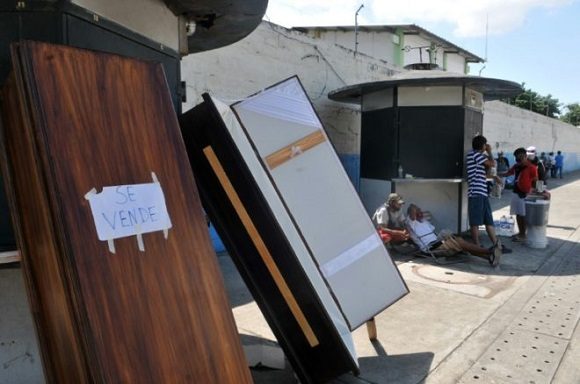 Venta de ataúdes delante de un hospital de Guayaquil (Ecuador), el 25 de abril de 2020. Foto: José Sánchez Lindao/AFP.