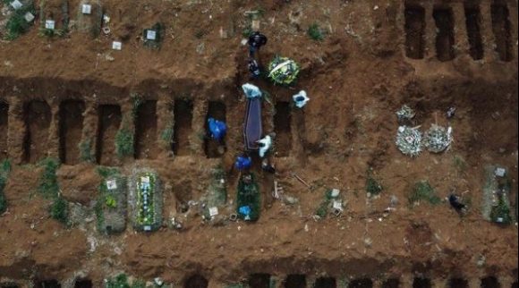 Vista aérea del cementerio de Vila Formosa, a las afueras de Sao Paulo, en Brasil, donde se han enterrado víctimas del coronavirus. Foto Afp
