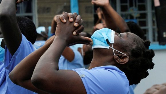 Una enfermera participa en un programa de acondicionamiento físico para enfrentar las situaciones de trabajo durante la pandemia en Nairobi, Kenya. Foto: Njeri Mwangi / Reuters.
