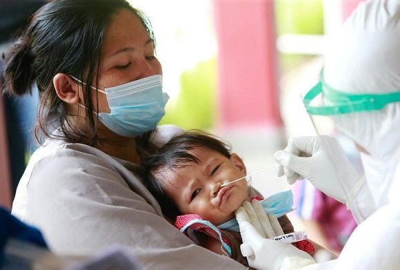 Ghebreyesus condenó “el nacionalismo vacunal”, en el cual un puñado de países acumula la mayor parte de las vacunas, como un hecho “indefendible moralmente”. Foto: Ajeng Dinar Ulfiana / Reuters