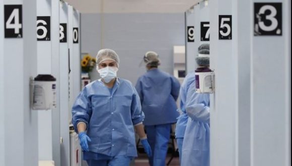 Personal médico en anexo de detección de Covid-19 en un hospital de Nueva York, Estados Unidos. Foto Ap