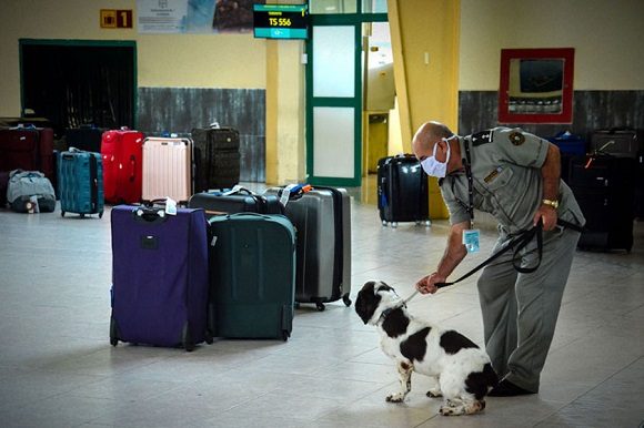 Trabajadores de la Aduana General de la República de Cuba (AGR) en el cumplimiento de detectar los pasajeros con síntomas asociados al COVID-19