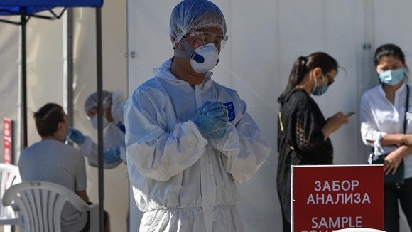 El personal médico de Almaty (Kazajistán) realiza pruebas de la Covid-19 protegidos con EPIs. Foto: Mariya Gordeyeva / Reuters.