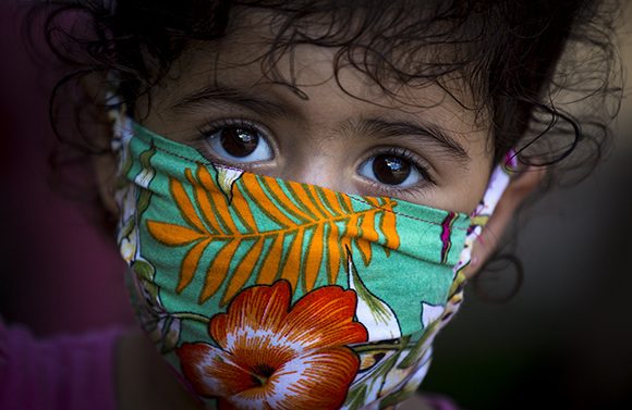 Alejandra, de tres años, posa para la foto a la entrada de su casa. Foto: Irene Pérez/ Cubadebate.