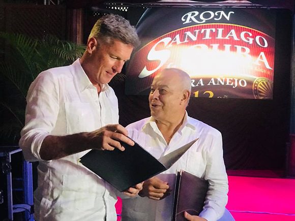 La empresa mixta Ron Santiago S.A., entre el grupo británico Diageo y CubaRon S.A, brinda una gran oportunidad para expandir la cartera de negocios de la firma británica, en segmentos de la categoría de ron. Foto: British Embassy Havana (UK in Cuba)/Facebook.