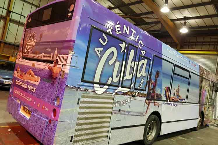 Campaña Auténtica Cuba pasea en autobuses británicos