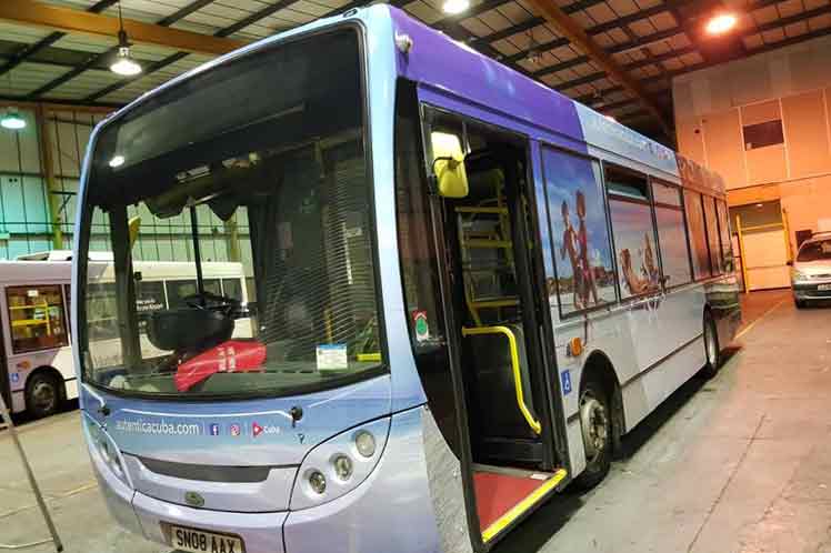 Campaña Auténtica Cuba pasea en autobuses británicos