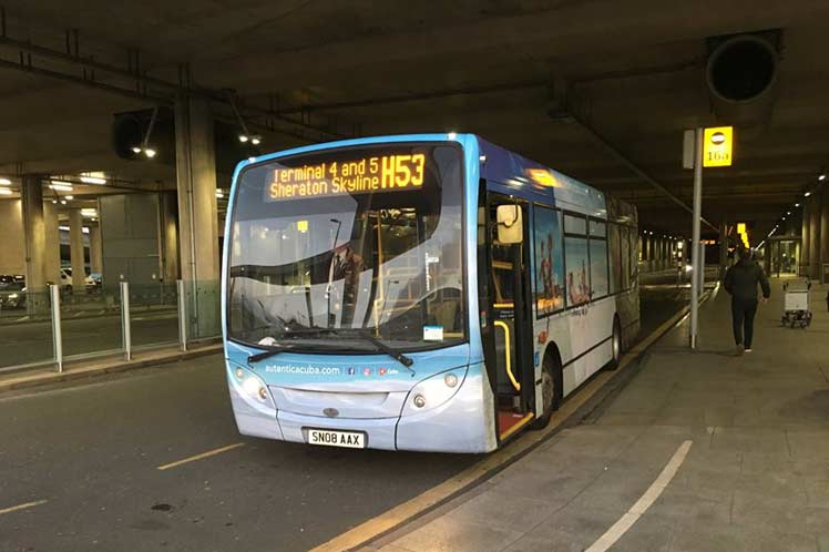 Campaña Auténtica Cuba pasea en autobuses británicos