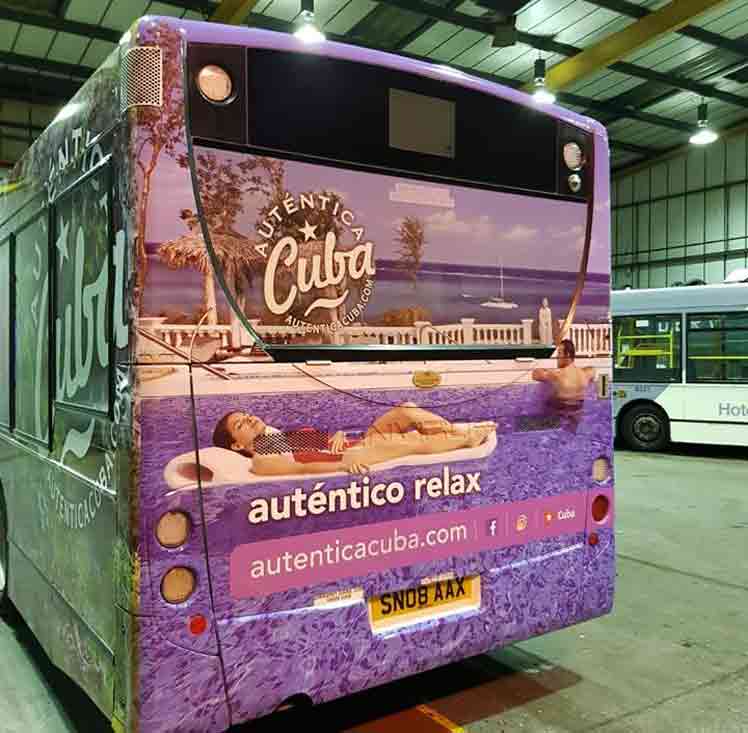 Campaña Auténtica Cuba pasea en autobuses británicos
