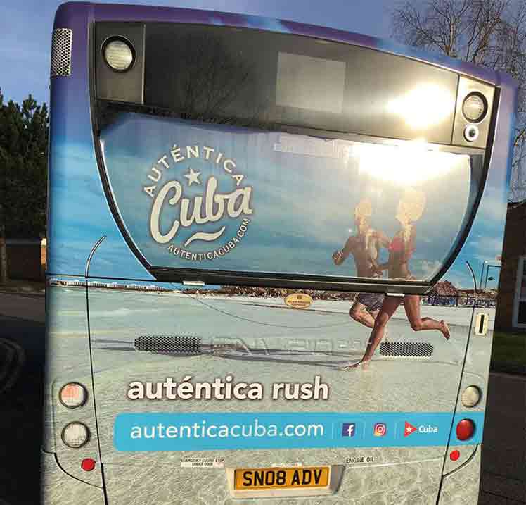 Campaña Auténtica Cuba pasea en autobuses británicos