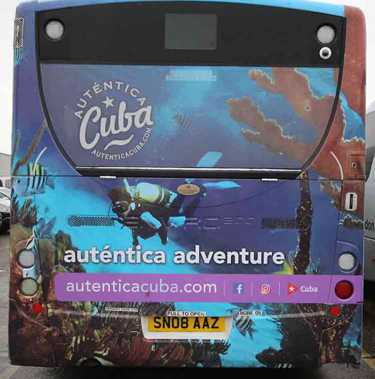 Campaña Auténtica Cuba pasea en autobuses británicos