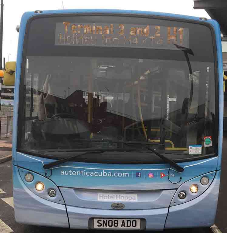 Campaña Auténtica Cuba pasea en autobuses británicos