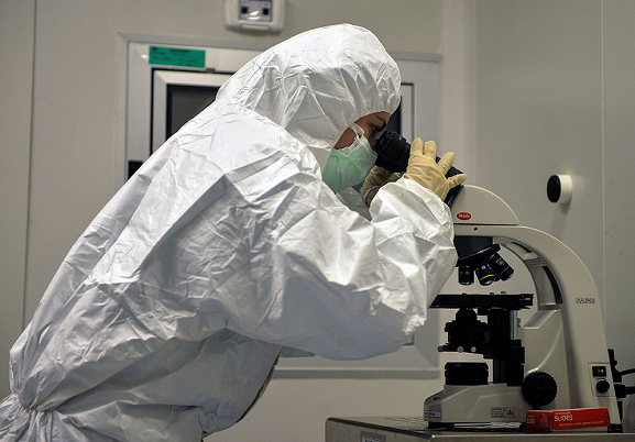 Personal de laboratorio está produciendo antígenos para la nueva vacuna corona Abdala