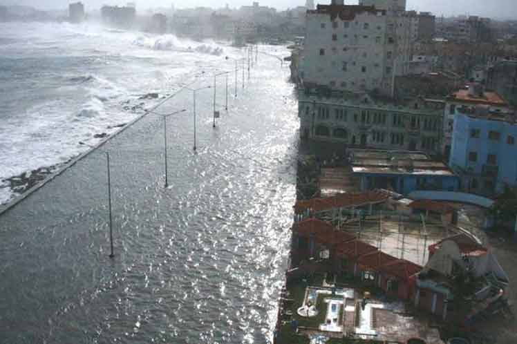 Inundación en el malecón habanero. Inundación en el malecón habanero.