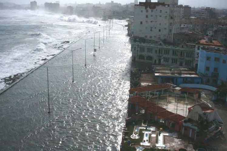 Inundación en el malecón habanero.