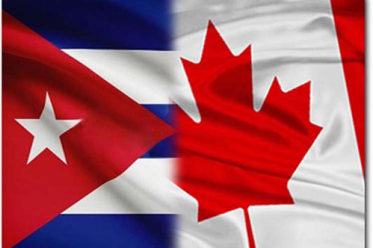 Banderas de Cuba y Canadá