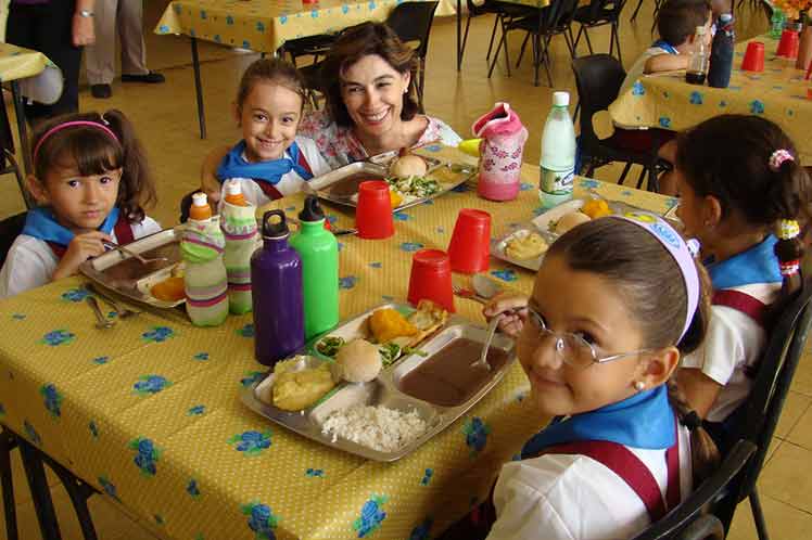 Niños cubanos en comedor escolar