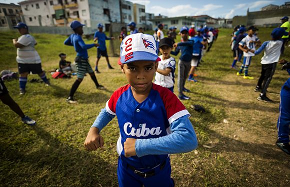 En áreas como el Pontón, los niños capitalinos comienzan sus primeros pasos en el béisbol. 