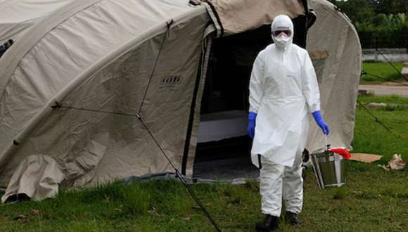 Médico cubano en un campamento para enfermos de cólera en Sierra Leona