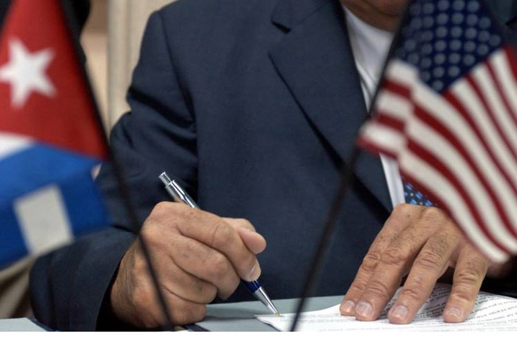 Imagen alegórica a la firma de acuerdos entre Cuba y Estados Unidos.