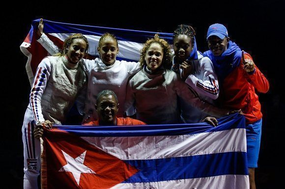 Equipo femenino cubano de florete celebra su victoria en Barranquilla-2018