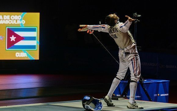 Humberto Aguilera cerró la final del florete masculino por equipos.