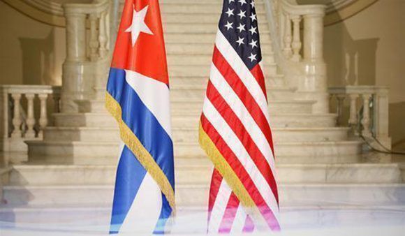 Banderas de Cuba y Estados Unidos. Foto: Archivo.