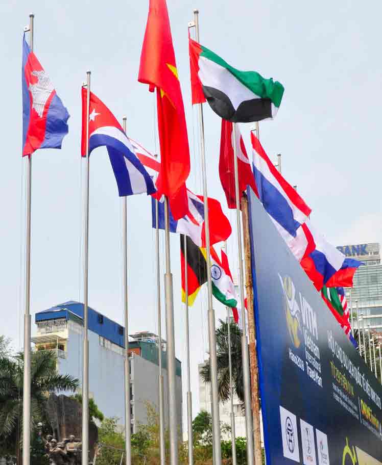 Banderas de los países que participan en la feria vietnamita de turismo