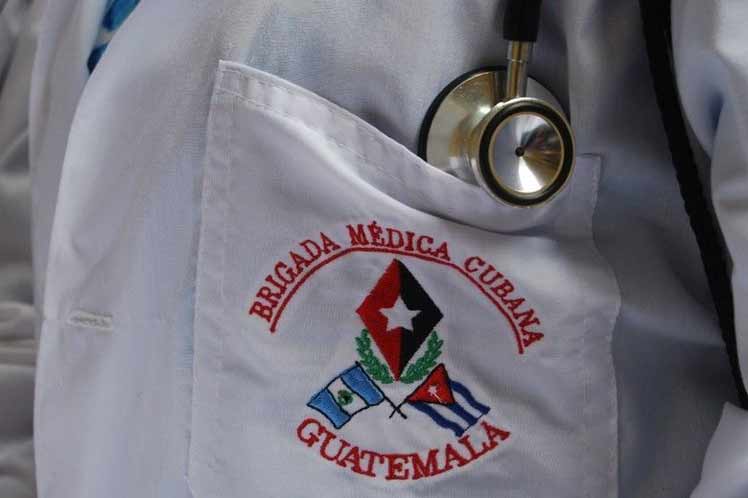 Médicos cubanos brindan au apoyo solidario en Guatemala.