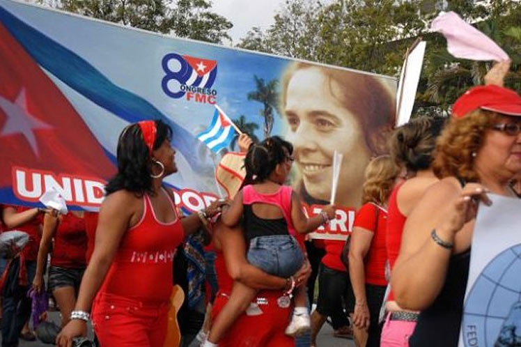 Mujeres cubanas durante un desfile.