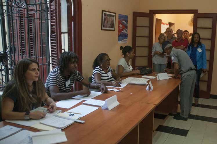 Cubanos votan por una Constitución garante de sus derechos