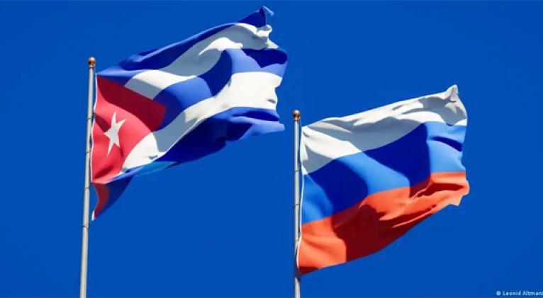 Banderas de Cuba y Rusia