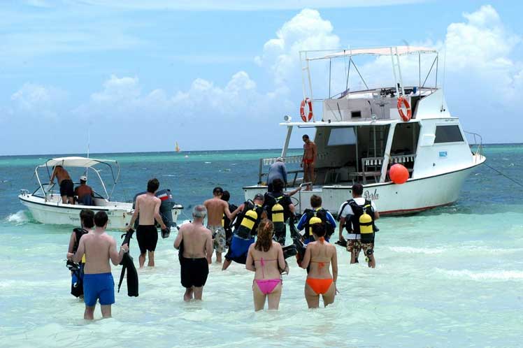 Turistas en playa cubana