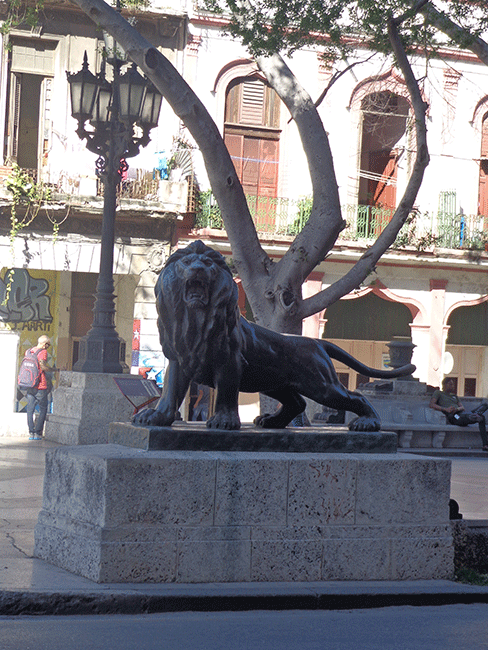 Los leones del Prado tipifican el Paseo.