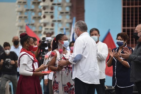 Asiste Díaz-Canel al acto central por el reinicio del curso escolar en toda Cuba