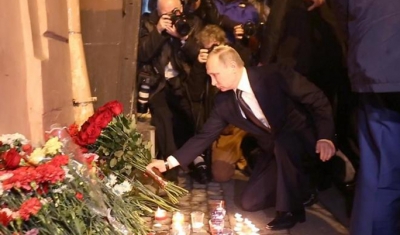 Putin coloca flores para víctimas del atentado en metro ruso