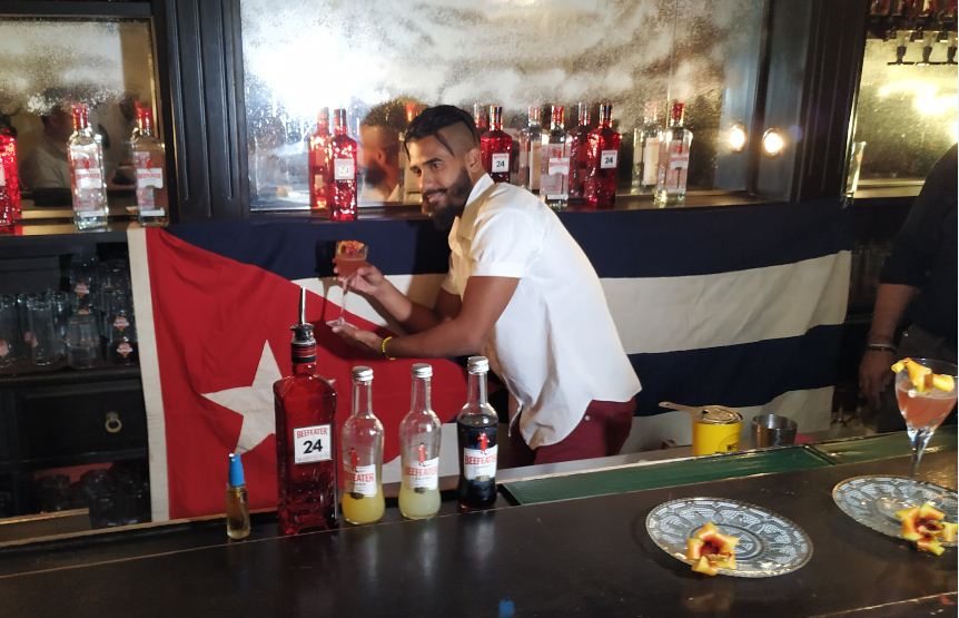 Dagoberto sorprendió con el sabor y textura de su cóctel, incorporando el sirope de flor de majagua como un ingrediente de peso.