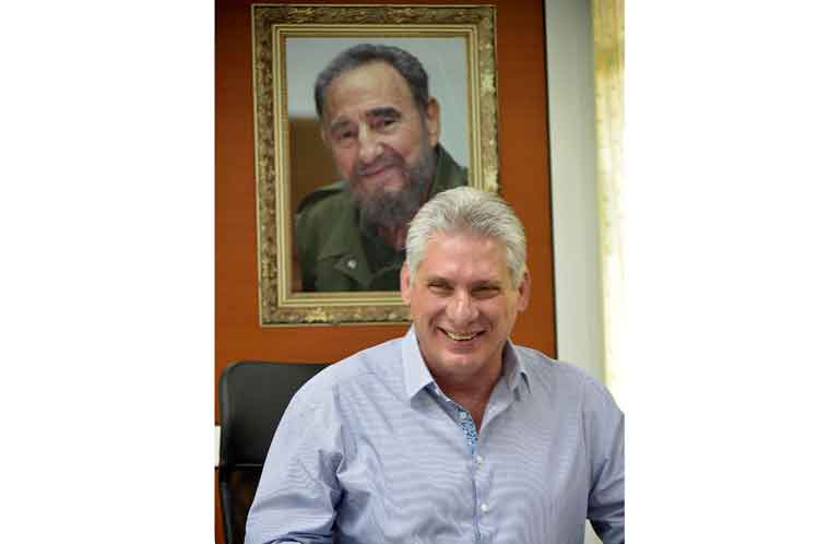 Imagen de Miguel Díaz Canel con Fidel de fondo