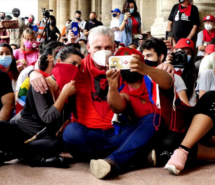 Cuba se llenó de alegría en defensa de la paz. Foto: Estudios Revolución