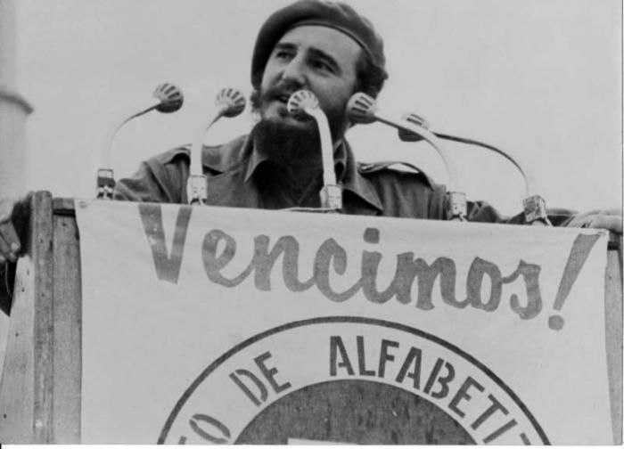 Pronuncia discurso en la concentración en la Plaza de la Revolución “José Martí”, para proclamar a Cuba Territorio Libre de Analfabetismo, 2l 22 d diciembre de 196. Foto: Periódico Granma /Sitio Fidel Soldado de las Ideas