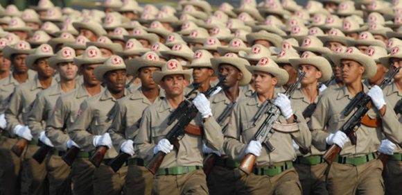 Comienza Marcha y Desfile Militar en la Plaza de la Revolución