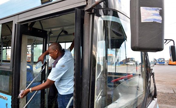Desinfectan los ómnibus en La Habana.