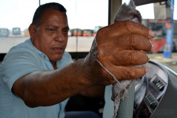 Desinfectan los ómnibus en La Habana.