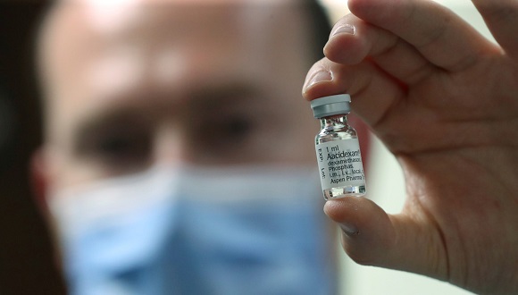 Un farmacéutico muestra una ampolla de dexametasona en el Hospital Erasme, Bruselas, Bélgica, el 16 de junio de 2020. Foto: Yves Herman / Reuters.
