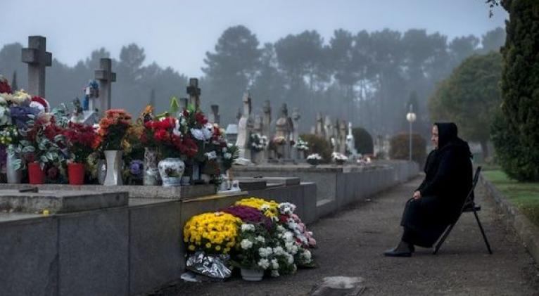 En este Día de Todos los Santos los creyentes suelen llevarle flores a sus difuntos en los sepulcros y recordarlos. Foto: EFE En este Día de Todos los Santos los creyentes suelen llevarle flores a sus difuntos en los sepulcros y recordarlos. Foto: EFE