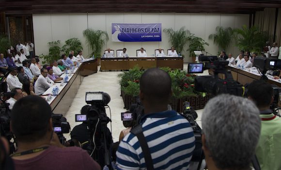 Durante la firma del documento del acuerdo final. Foto: Ladyrene Pérez/ Cubadebate