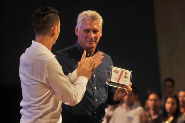 Miguel Díaz- Canel recibió simbólico reconocimiento de la FEU para Raúl Castro 